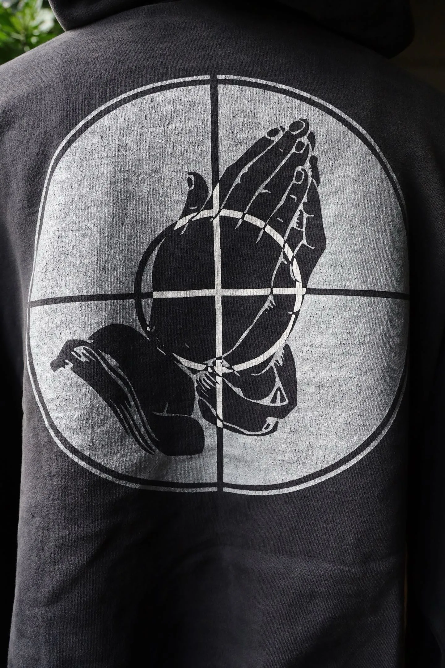 SAINT Mxxxxxx × FEAR OF GOD FG_HOODIE/SNT OF GOD/BLK FOG joint model ETERNAL praying crosshair distressed hoodie. Washed black S-XL. This season's popular super popular joint model. The original version is the same. Thin spring and summer fabrics. The upper body is comfortable. The BOXY version of the short fat wide shoulder line. Fashion darling wears it with a high-end feel. Heavy washing and water fading technology. The horse is repositioned. Excessive wear and damage graffiti treatment. Correct version FOG joint main mark/wash water mark/little angel label